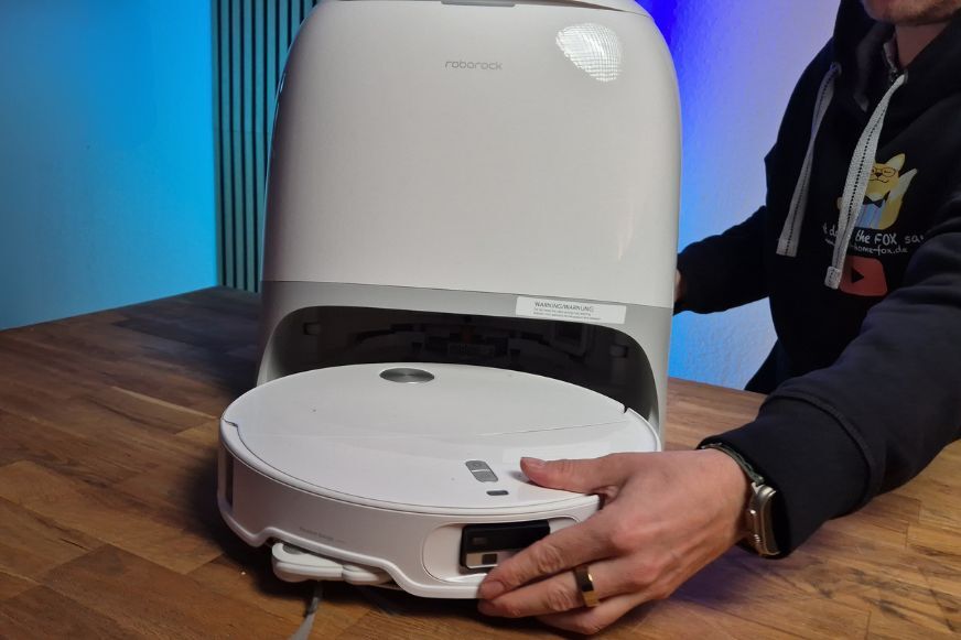 Die Servicestation des Roborock Qrevo Curv 2 Pro wird im Test gezeigt, sie wäscht und trocknet die Mopps automatisch.